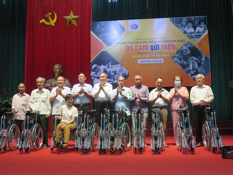 Trao tặng 10 xe lăn cho các nạn nhân chất độc da cam.