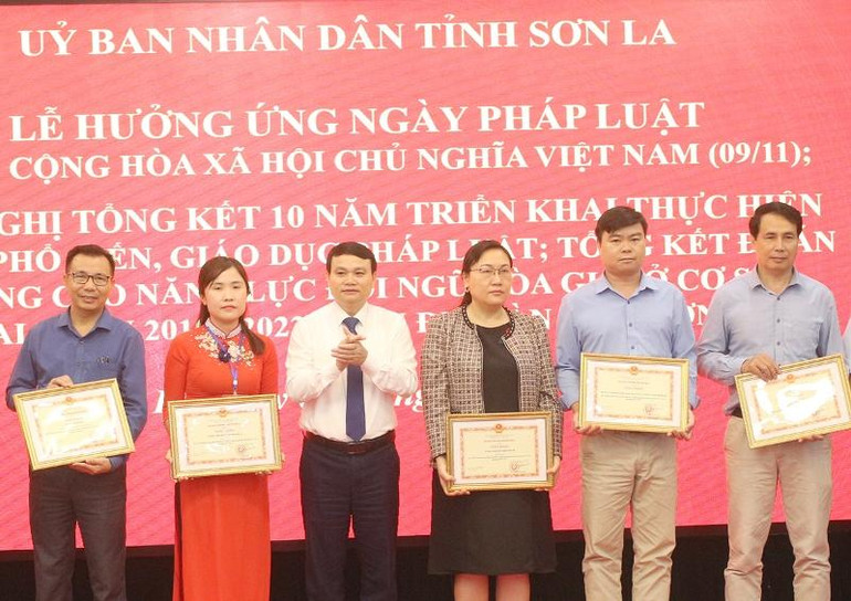 Lãnh đạo Ủy ban nhân dân tỉnh Sơn La tặng bằng khen cho các cá nhân.