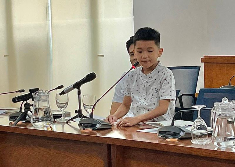 Nghệ sĩ “nhí” Anh Đức vào vai Nguyễn Sinh Cung của vở diễn.