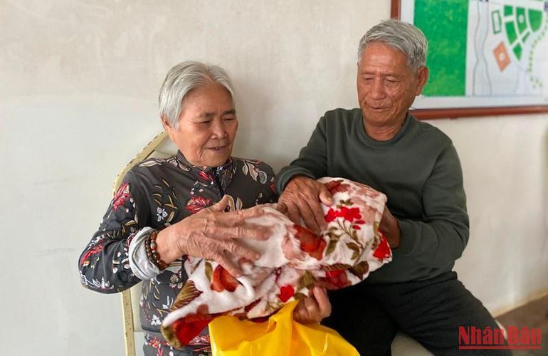 Việc di dời dân ưu tiên người già, trẻ nhỏ.