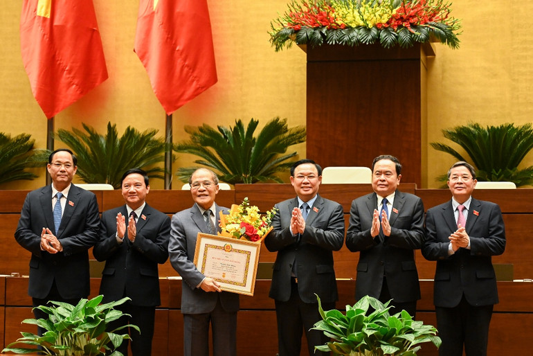 Chủ tịch Quốc hội Vương Đình Huệ và các Phó Chủ tịch Quốc hội chúc mừng đồng chí Nguyễn Sinh Hùng.