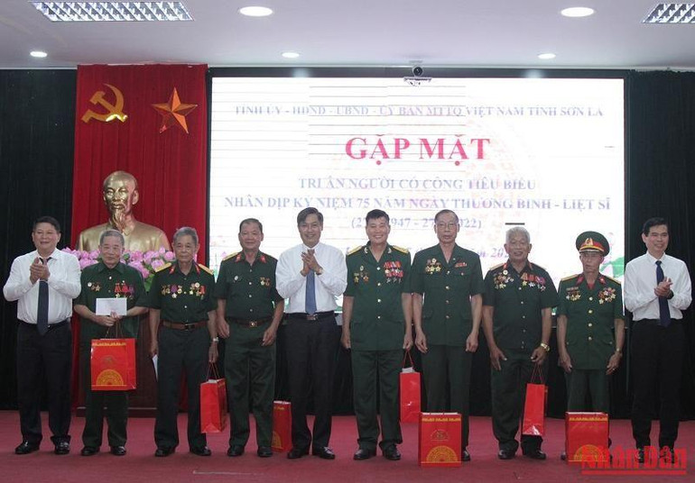 Tỉnh Sơn La tặng quà cho những thương binh, bệnh bệnh binh và người có công với cách mạng. Tỉnh Sơn La tặng quà cho những thương binh, bệnh bệnh binh và người có công với cách mạng.