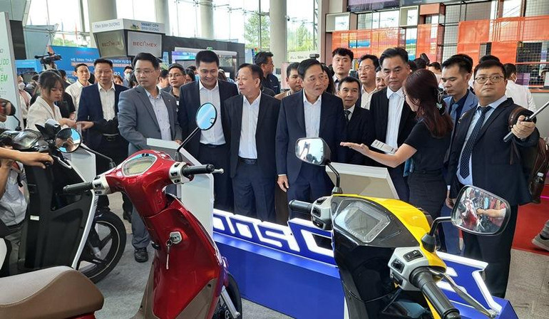 Các đại biểu tham quan gian hàng triển lãm xe đạp điện của doanh nghiệp trong nước.