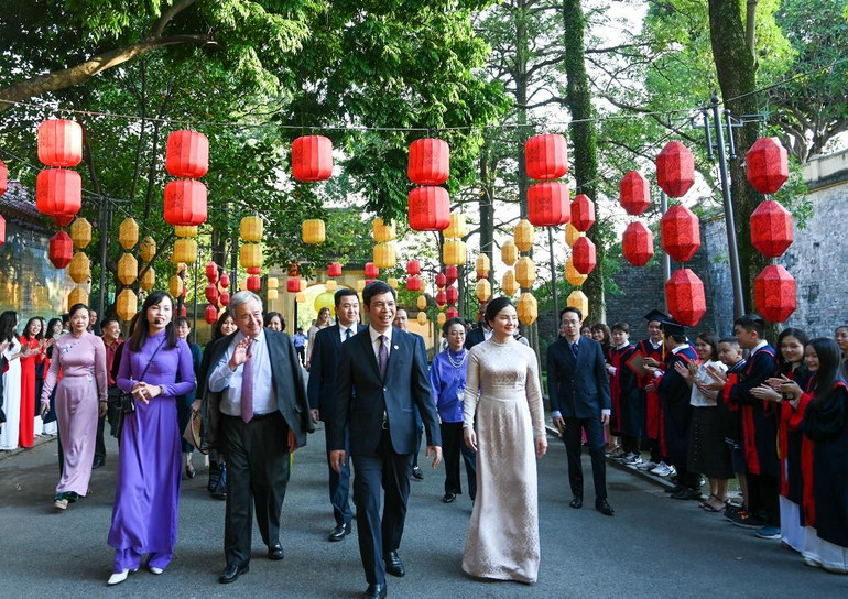 Tổng Thư ký Liên hợp quốc Antonio Guterres vẫy tay chào người dân và các du khách.