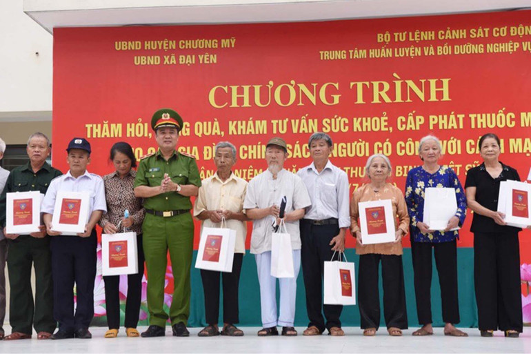 Lãnh đạo Bộ Tư lệnh Cảnh sát cơ động trao quà tặng các cựu chiến binh, gia đình chính sách, người có công với Cách mạng.