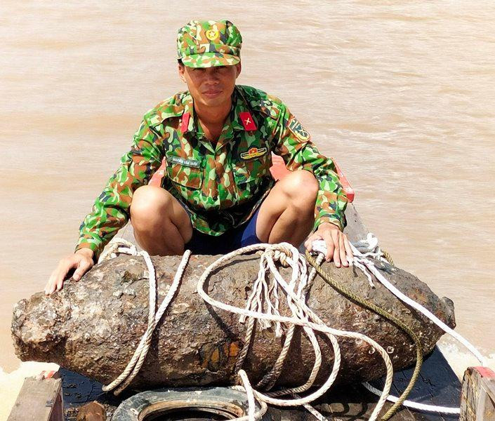 Quả bom nặng hơn 350kg, còn nguyên ngòi nổ, rất nguy hiểm.