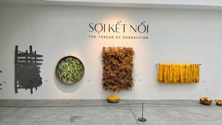 Khu trưng bày thể hiện sơ lược về nghề trồng dâu, nuôi tằm, kéo sợi...