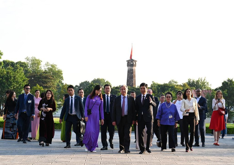 Tiếp đó, Tổng Thư ký Liên hợp quốc Antonio Guterres đã đến thăm Khu di tích trung tâm Hoàng thành Thăng Long.