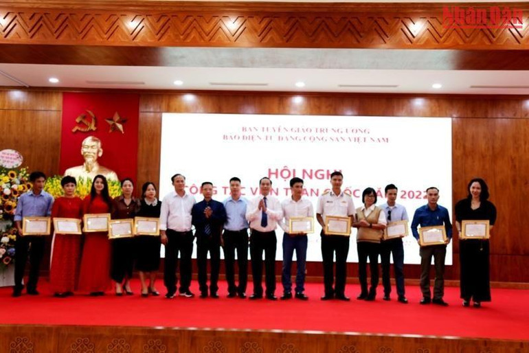 Trao Giấy khen của Báo điện tử Đảng Cộng sản Việt Nam cho cộng tác viên có thành tích năm 2022.