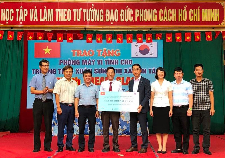 Đại diện dự án SGI Dream Class trao tặng phòng máy cho Trường THCS Xuân Sơn.
