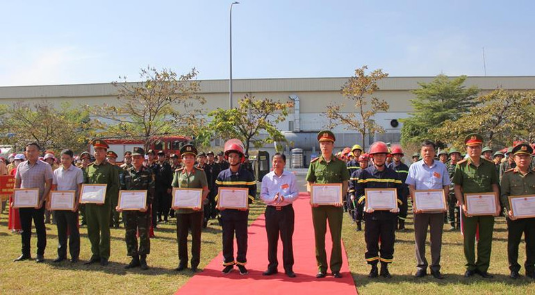 Chủ tịch UBND tỉnh Hòa Bình Bùi Văn Khánh tặng bằng khen cho lực lượng chữa cháy và cứu nạn, cứu hộ khi kết thúc buổi diễn tập an toàn.