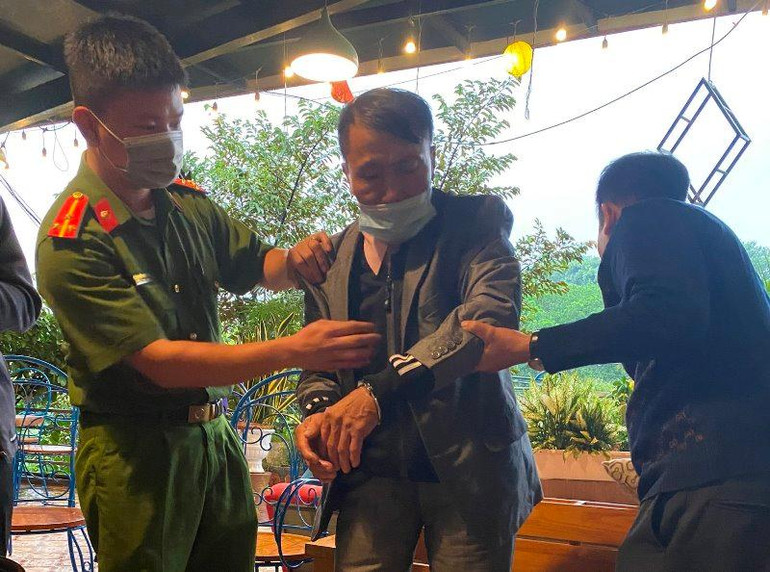 Công an bắt quả tang đối tượng Hà Văn Thành nhận tiền (ảnh do Công an cung cấp).