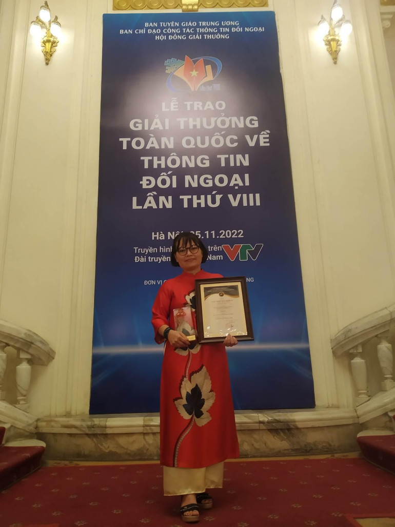 Tác giả Quyên Gavoye tại lễ trao giải.