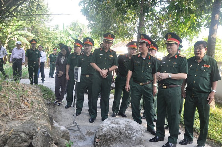 Đoàn công tác Bộ Quốc phòng tham quan các hầm, hào trong Khu di tích Chiến thắng Ấp Bắc.