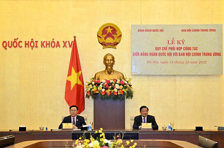 Chủ tịch Quốc hội Vương Đình Huệ và Trưởng Ban Nội chính Trung ương Phan Đình Trạc chủ trì buổi lễ.