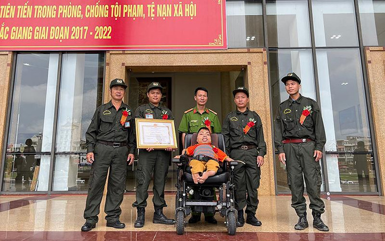 Anh Thân Ngọc Mạnh cùng đại diện các đoàn thể đến nhà bà con, trao nhu yếu phẩm hỗ trợ vượt dịch Covid-19. Anh Thân Ngọc Mạnh cùng đại diện các đoàn thể đến nhà bà con, trao nhu yếu phẩm hỗ trợ vượt dịch Covid-19.