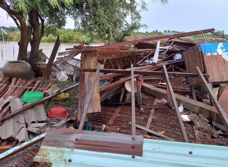 Lốc xoáy làm sập nhà của người dân tại xã Thừa Đức (huyện Bình Đại, tỉnh Bến Tre).