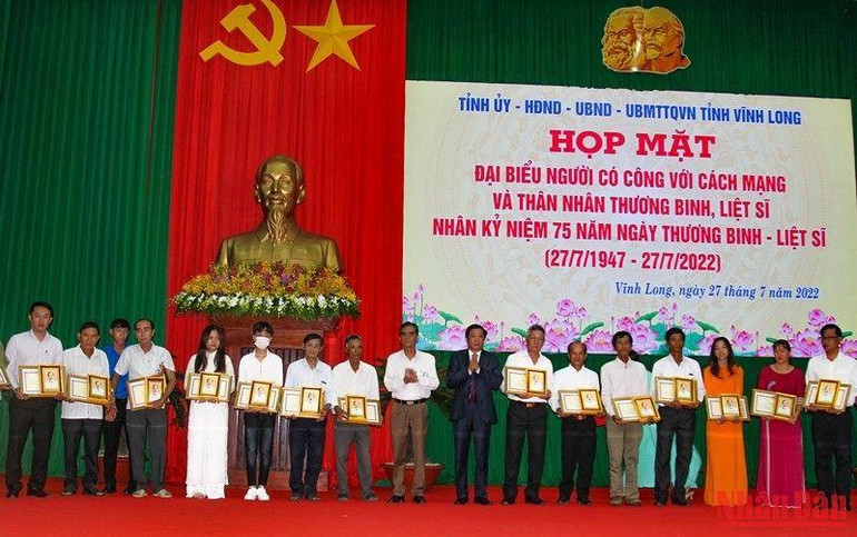 Lãnh đạo tỉnh Vĩnh Long tặng Bằng khen cho gia đình người có công tiêu biểu tỉnh Vĩnh Long. (Ảnh: BÁ DŨNG)