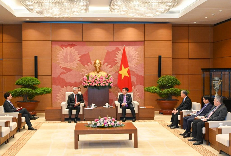 [Ảnh] Chủ tịch Quốc hội Vương Đình Huệ tiếp Đại sứ Pháp tại Việt Nam ảnh 3