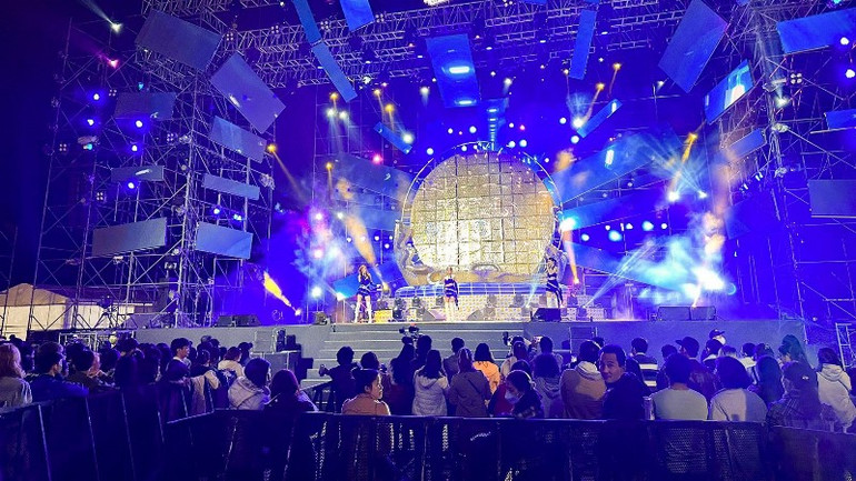 Hai điểm đếm ngược đón năm mới cũng đông kín người.