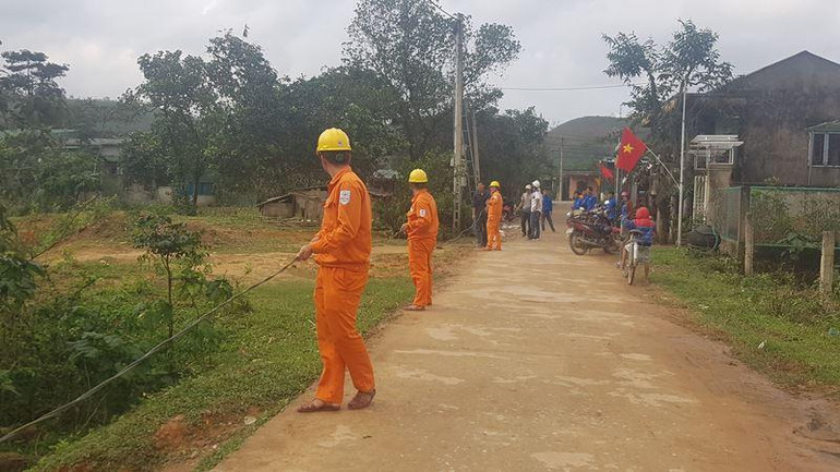 Nâng cấp lưới điện thôn bản ở miền núi Quảng Nam.