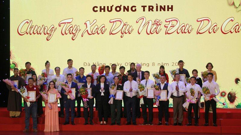 Tri ân các đơn vị, tổ chức ủng hộ nạn nhân chất độc da cam thành phố trong những năm qua. Tri ân các đơn vị, tổ chức ủng hộ nạn nhân chất độc da cam thành phố trong những năm qua.