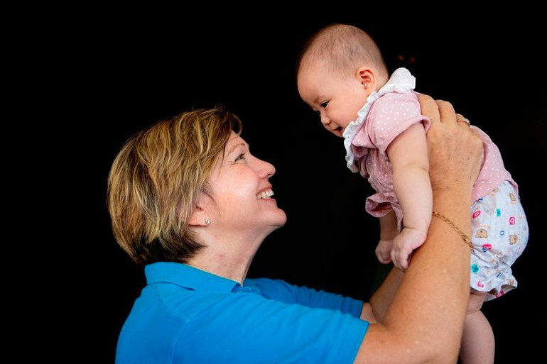 Bà Rana Flowers với trẻ em Việt Nam. Bà Rana Flowers với trẻ em Việt Nam.