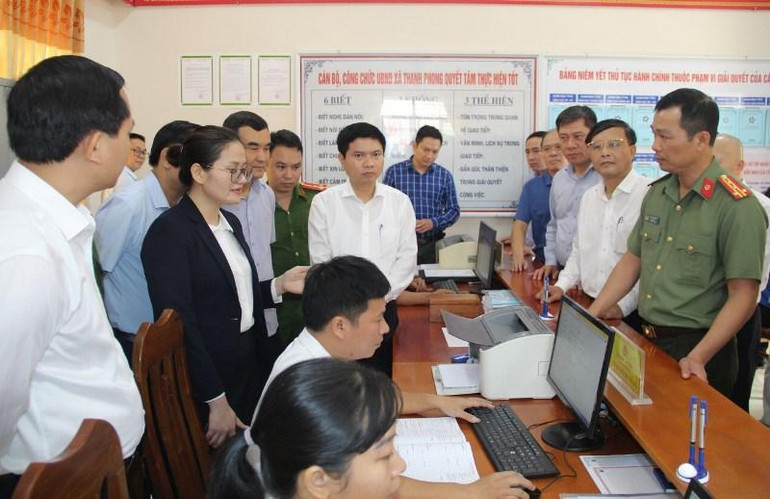 Đoàn công tác của Chính phủ kiểm tra tại bộ phận 1 cửa của UBND xã Thanh Phong, huyện Thanh Liêm. Đoàn công tác của Chính phủ kiểm tra tại bộ phận 1 cửa của UBND xã Thanh Phong, huyện Thanh Liêm.