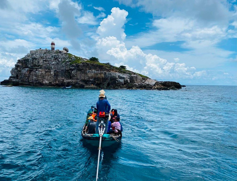 Hòn Nhạn nhìn từ xa như một chú cá voi khổng lồ đang ngoi lên mặt nước. Đó là một đảo nhỏ có diện tích khoảng 2.000m² với điểm cao nhất đạt độ cao 40m so với mực nước biển. Đây chính là điểm A1 trên đường cơ sở xác định lãnh hải của Việt Nam với tọa độ 9015’00 N và 103027’0 E.