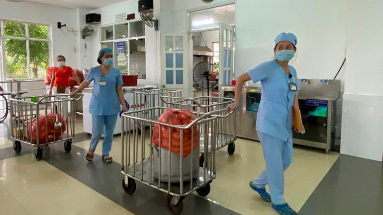 Mang suất ăn lên các khoa, phòng.