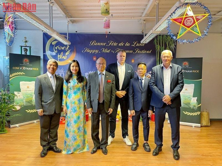 Đại sứ Đinh Toàn Thắng, cùng đại diện Bộ Công thương, doanh nghiệp và đối tác chụp ảnh lưu niệm trong chương trình “Tết Trung thu Việt Nam”. (Ảnh: MINH DUY) Đại sứ Đinh Toàn Thắng, cùng đại diện Bộ Công thương, doanh nghiệp và đối tác chụp ảnh lưu niệm trong chương trình “Tết Trung thu Việt Nam”. (Ảnh: MINH DUY)