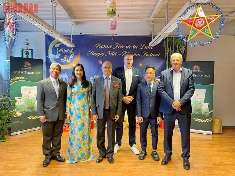 Đại sứ Đinh Toàn Thắng, cùng đại diện Bộ Công thương, doanh nghiệp và đối tác chụp ảnh lưu niệm trong chương trình “Tết Trung thu Việt Nam”. (Ảnh: MINH DUY)