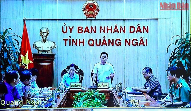 Đại diện lãnh đạo tỉnh Quảng Ngãi báo cáo tình hình chống bão trên địa bàn tỉnh.