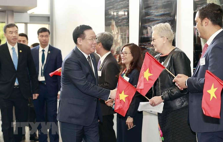 Chủ tịch Quốc hội Vương Đình Huệ với giảng viên, sinh viên Đại học Waikato. (Ảnh: Doãn Tấn/TTXVN)