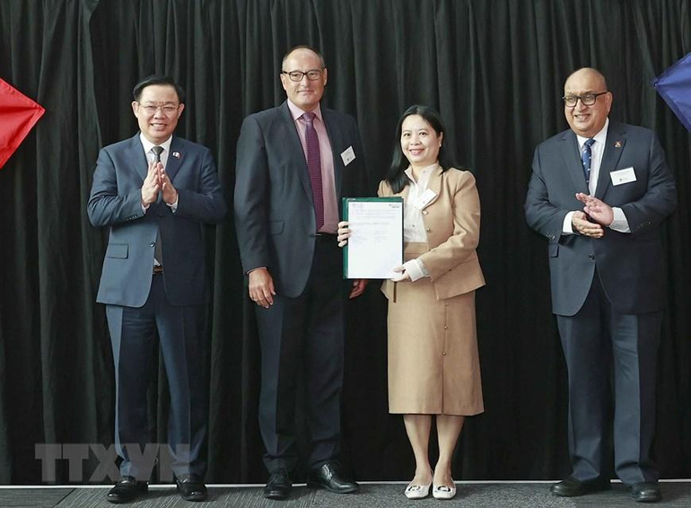 Chủ tịch Quốc hội Vương Đình Huệ chứng kiến lễ trao đổi Biên bản ghi nhớ giữa các trường đại học của New Zealand và Việt Nam. (Ảnh: Doãn Tấn/TTXVN)