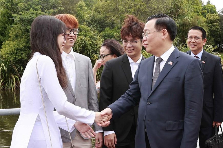 Chủ tịch Quốc hội Vương Đình Huệ với sinh viên Việt Nam đang theo học tại Đại học Waikato. (Ảnh: Doãn Tấn/TTXVN)