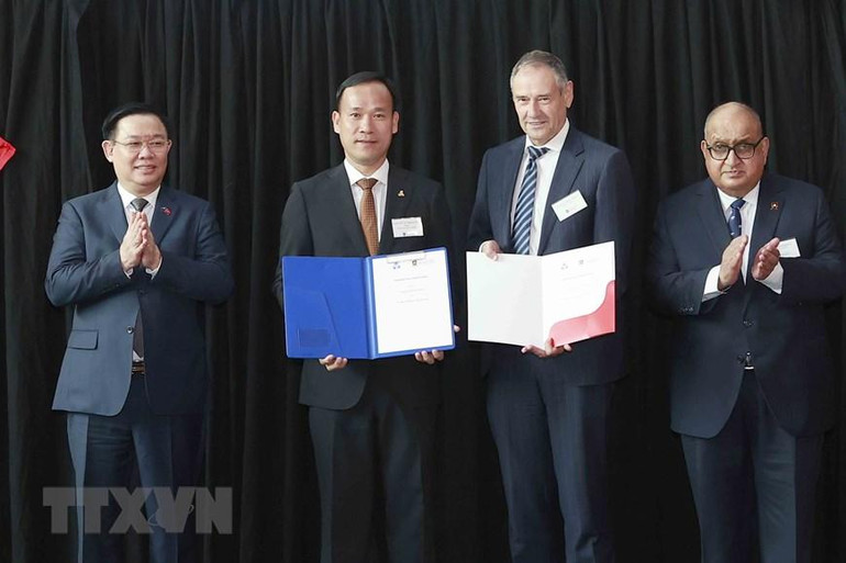 Chủ tịch Quốc hội Vương Đình Huệ chứng kiến lễ trao đổi Biên bản ghi nhớ giữa các trường đại học của New Zealand và Việt Nam. (Ảnh: Doãn Tấn/TTXVN)