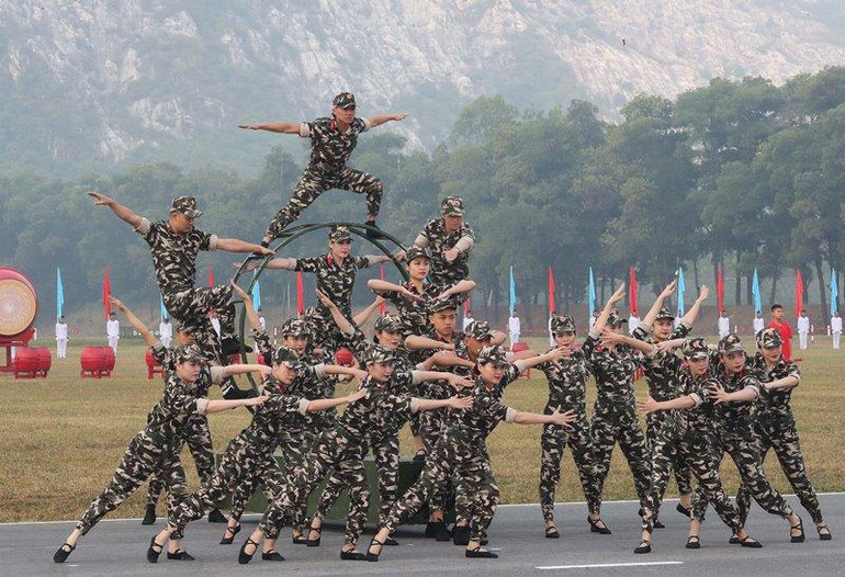 Tiết mục nghệ thuật biểu diễn chào mừng Lễ khai mạc giải bắn súng quân dụng Lục quân các nước ASEAN lần thứ 30.