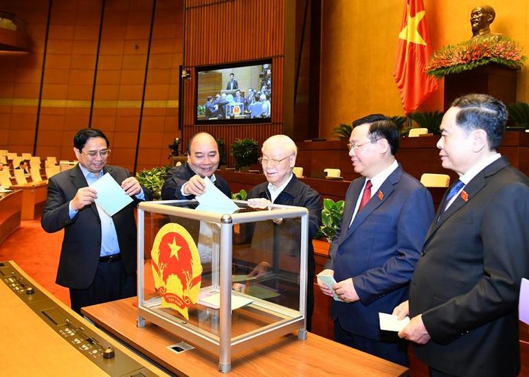 Tổng Bí thư Nguyễn Phú Trọng, Chủ tịch nước Nguyễn Xuân Phúc, Thủ tướng Phạm Minh Chính, Chủ tịch Quốc hội Vương Đình Huệ cùng Phó Chủ tịch Thường trực Quốc hội Trần Thanh Mẫn bỏ phiếu miễn nhiệm Tổng Kiểm toán Nhà nước nhiệm kỳ 2021-2026; phê chuẩn việc miễn nhiệm Bộ trưởng Giao thông vận tải nhiệm kỳ 2021-2026.