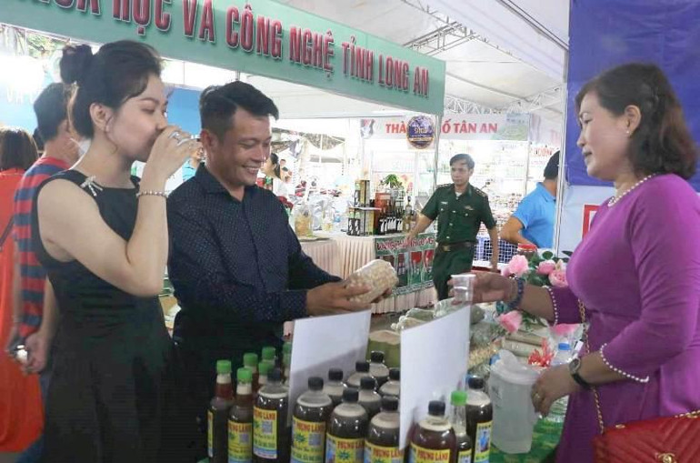 Sản phẩm OCOP của huyện Tân Hưng (Long An) trưng bày tại Hội chợ triển lãm OCOP tỉnh Long An năm 2022.