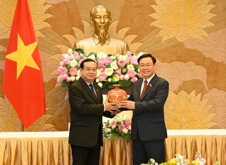 Chủ tịch Quốc hội Vương Đình Huệ tặng quà lưu niệm cho Chủ nhiệm Ủy ban Đối ngoại, hợp tác quốc tế, thông tin và truyền thông Quốc hội Campuchia Sous Yara.