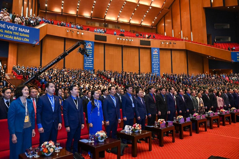 Các đồng chí Bí thư Thứ nhất Trung ương Đoàn qua các thời kỳ và các đại biểu thực hiện nghi thức chào cờ. Các đồng chí Bí thư Thứ nhất Trung ương Đoàn qua các thời kỳ và các đại biểu thực hiện nghi thức chào cờ.