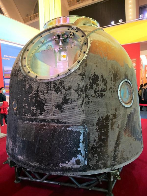 Một phần của tàu vũ trụ có người lái Thần Châu 12 trở lại Trái đất sau khi hoàn thành sứ mệnh hàng không vũ trụ. (Ảnh: VI SA)