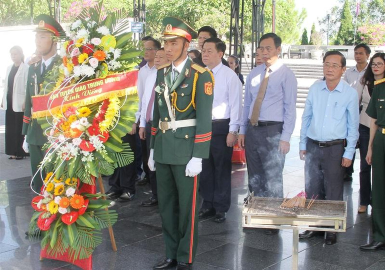 Đồng chí Nguyễn Trọng Nghĩa cùng đoàn công tác đặt vòng hoa, dâng hương tại Nghĩa trang liệt sĩ quốc gia Đường 9.