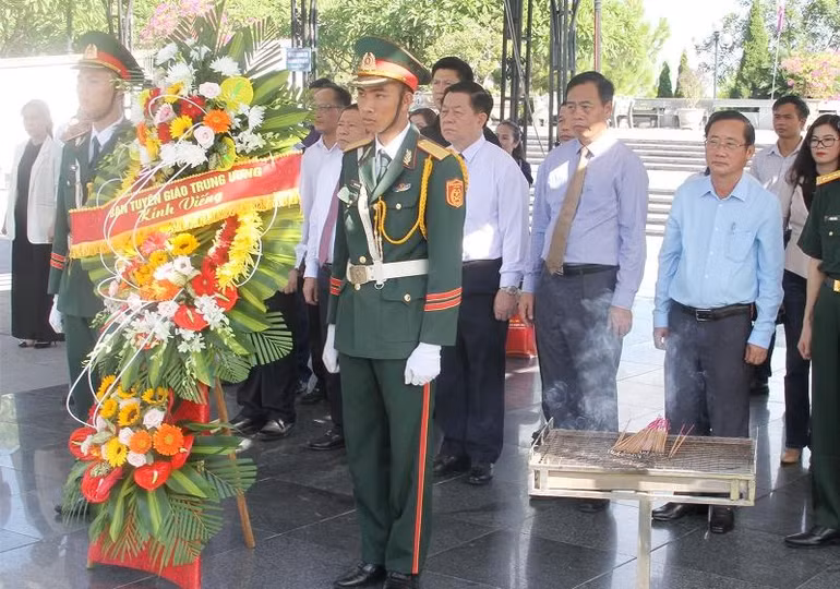 Đồng chí Nguyễn Trọng Nghĩa cùng đoàn công tác đặt vòng hoa, dâng hương tại Nghĩa trang liệt sĩ quốc gia Đường 9.