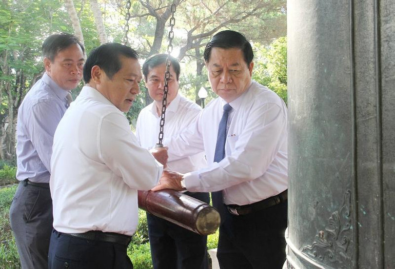 Bí thư Trung ương Đảng, Trưởng Ban Tuyên giáo Trung ương Nguyễn Trọng Nghĩa và lãnh đạo tỉnh thỉnh chuông tại Nghĩa trang liệt sĩ quốc gia Trường Sơn.