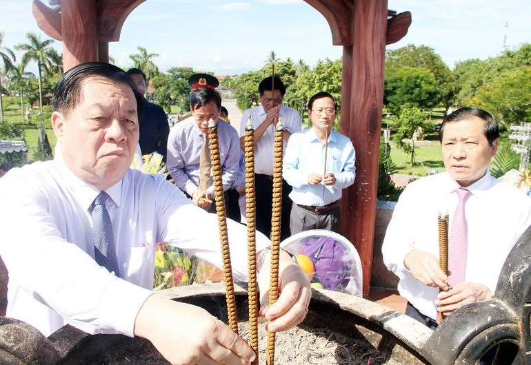 Bí thư Trung ương Đảng, Trưởng Ban Tuyên giáo Trung ương Nguyễn Trọng Nghĩa cùng lãnh đạo tỉnh dâng hương tại Đài tưởng niệm Di tích lịch sử quốc gia đặc biệt Thành cổ Quảng Trị.
