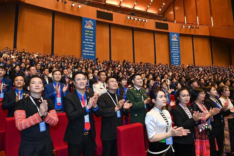 Các đại biểu chào mừng các đồng chí lãnh đạo, nguyên lãnh đạo Đảng, Nhà nước dự đại hội. Các đại biểu chào mừng các đồng chí lãnh đạo, nguyên lãnh đạo Đảng, Nhà nước dự đại hội.