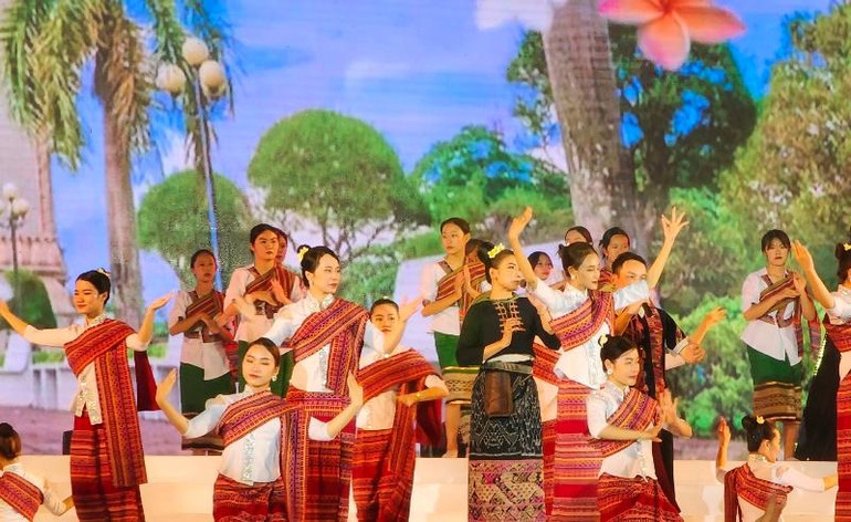 Diễn viên, nghệ nhân đoàn nghệ thuật các tỉnh biên giới Việt Nam-Lào biểu diễn tại lễ khai mạc ngày hội.