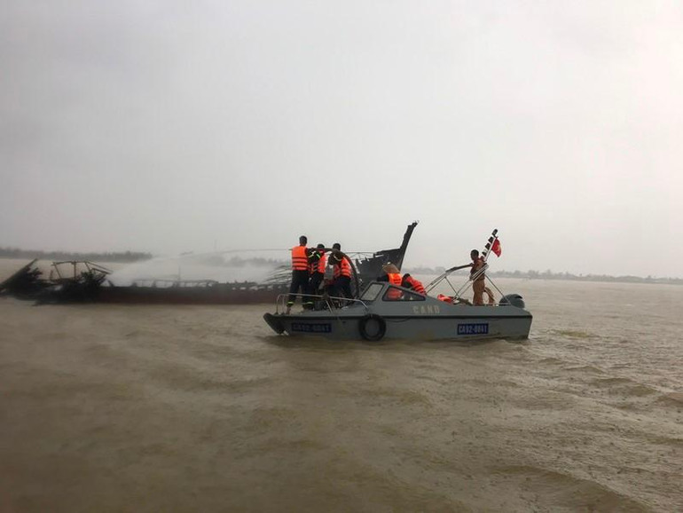 Huy động lực lượng khẩn trương dập tắt đám cháy. Huy động lực lượng khẩn trương dập tắt đám cháy.